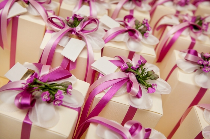 idée comment faire un emballage original des cadeaux pour les invités au mariage avec rubans rose et petites fleurs
