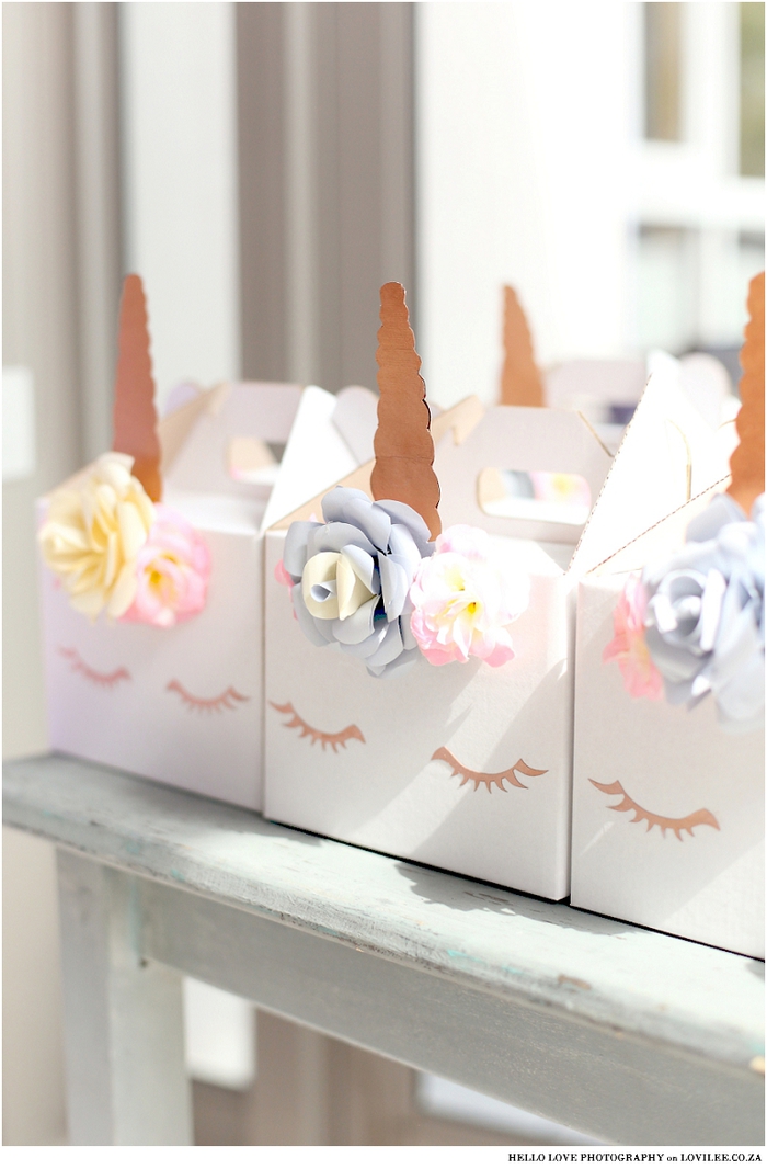 joli objet licorne personnalisé à offrir comme cadeau d'invités, boîte de cadeaux personnalisée avec fausses fleurs, cils et corne de licorne