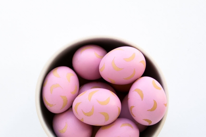 exemple de décoration oeufs de Pâques à design rose et or, modèles d'oeufs à coquille blanche peints
