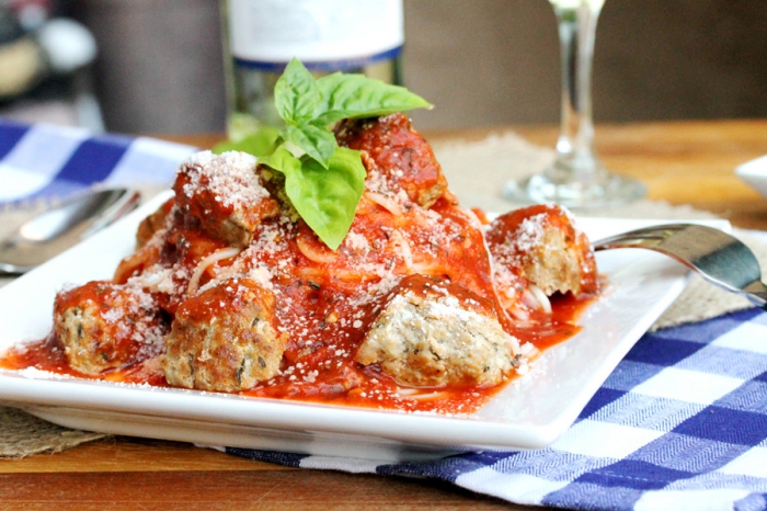 repas entre amis de la cuisine italienne, pasta à la sauce tomate et aux boulettes de viande hachée avec parmesan 