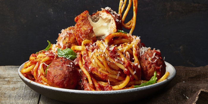 quoi manger ce soir vite fait, recette facile pour faire pasta à la sauce tomate avec boules de viande hachée et parmesan