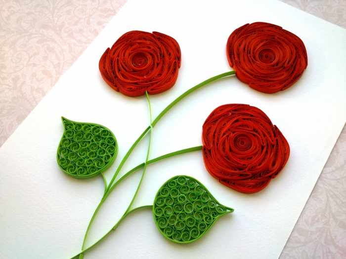 trois fleurs rouges assemblées en bouquet, que faire avec du papier à plier