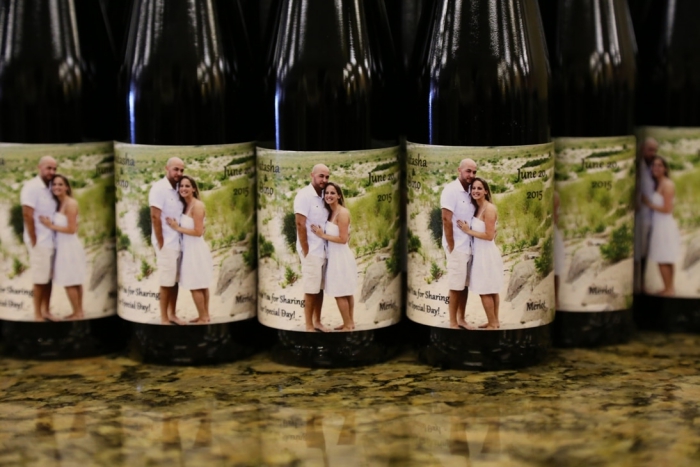 collection de bouteilles de vin à étiquette personnalisée avec une photo personnelle et mots doux pour les invités