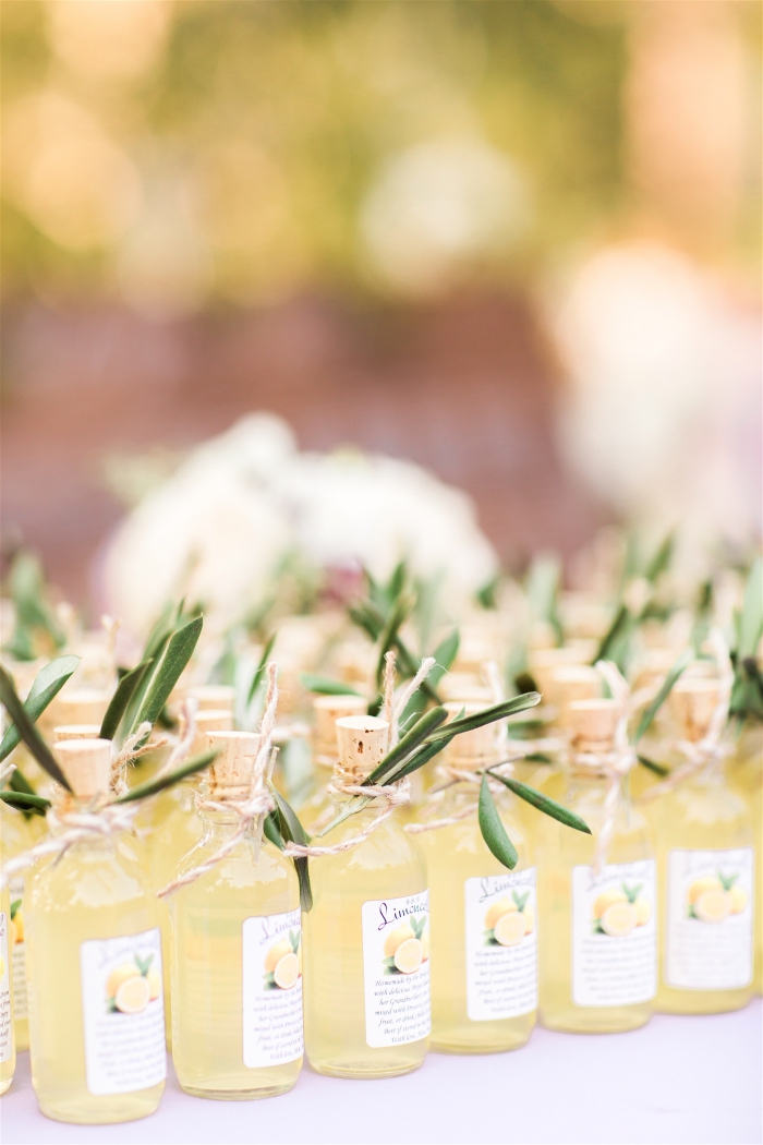 photo mariage des cadeaux originaux pour les invités, modèles de mini bouteilles personnalisées au jus de citron