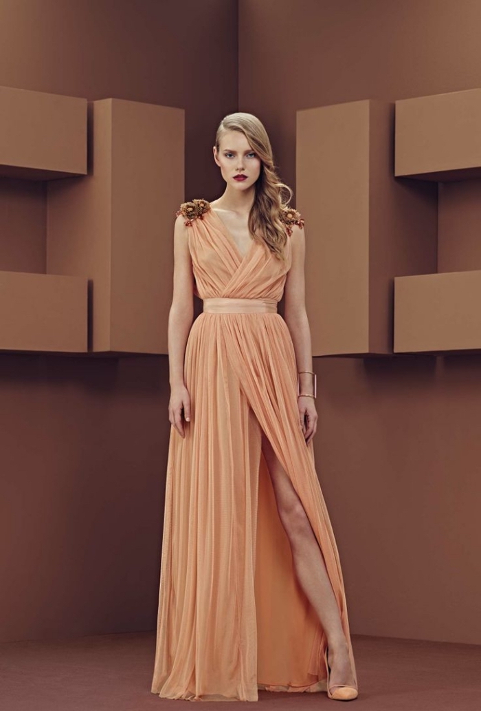 exemple de robe de soirée chic de longueur sol avec décolleté en v et ceinture, modèle de robe de couleur orange pastel avec fleur 3D sur épaule