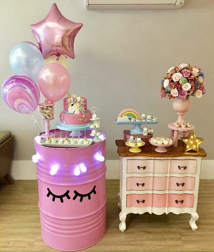 buffet-d-anniversaire-deco-licorne-fût-métallique-rose-commode-shabby-chic-rose-dégradé l'aménagement original d'un buffet de dessert avec un objet licorne insolite baril métallique transformé en table
