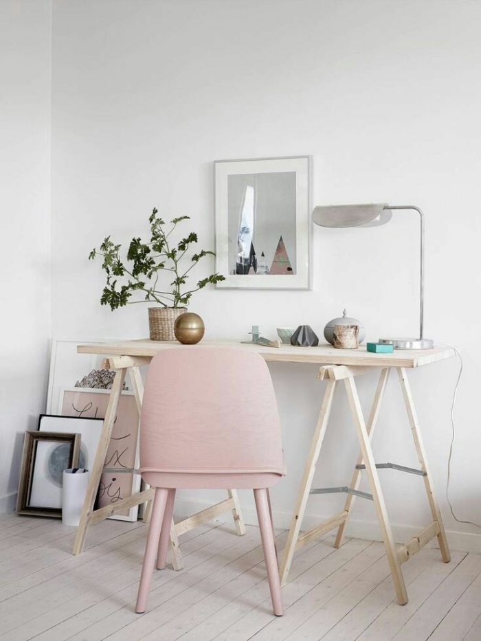 aménagement bureau à domicile dans l'esprit scandinave avec meubles de bois et chaise de couleur rose poudré