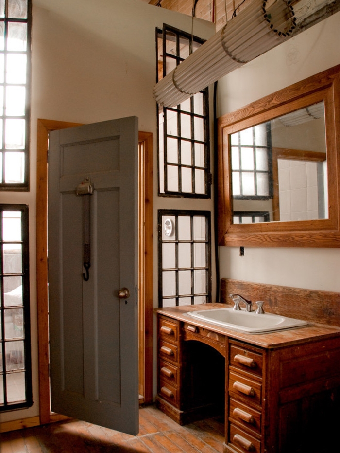 meuble salle de bain original réalisé à partir d un bureau massif en chêne pour une déco authentique et chaleureuse dans la salle de bain ou les toilettes
