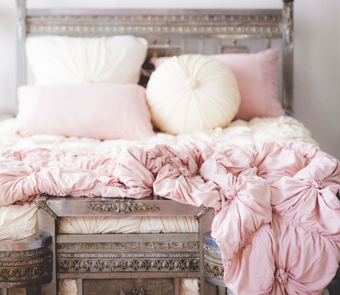 linge de lit et coussins décoratifs de couleur rose poudré pour une déco de lit boudoir dans la chambre à coucher femme baroque