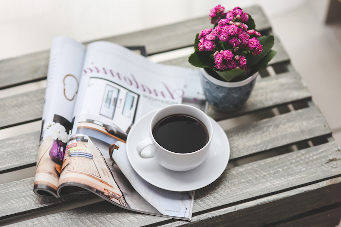 Magnifique fond d écran fleur rose image de rose lire un magazine avec un café photo pour arriere plan