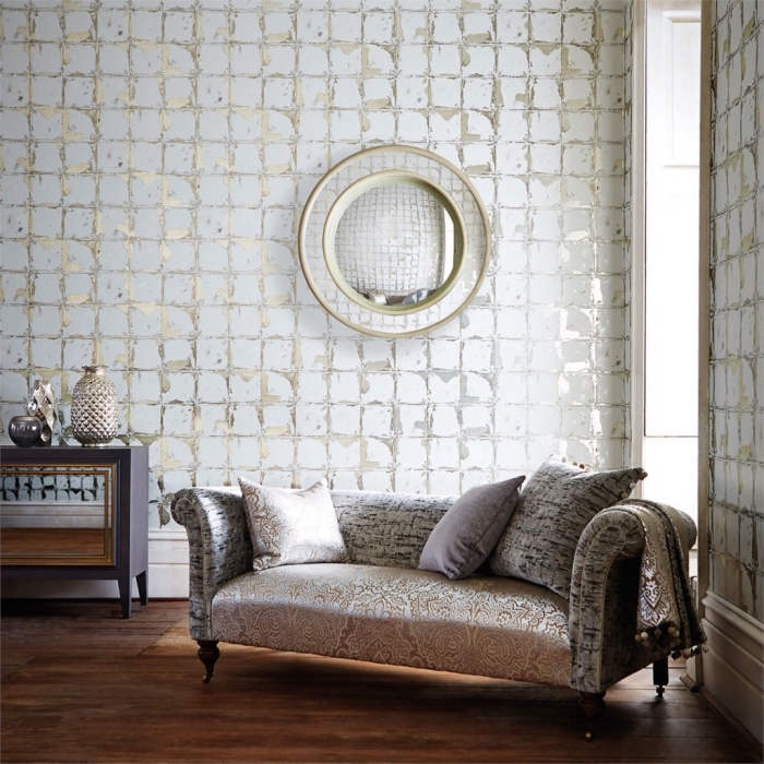 ambiance luxueuse dans un salon aménagé avec meubles beige et une déco murale en papier peint blanc et or