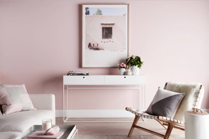 peinture rose pale pour un intérieur design dans le salon, déco intérieur aux murs rose pastel avec meubles blancs