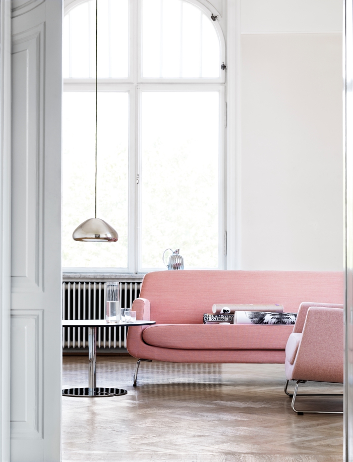 aménagement de salon en style rétro avec meubles design moderne, quelle couleur avec le gris, modèle de canapé en rose poudré