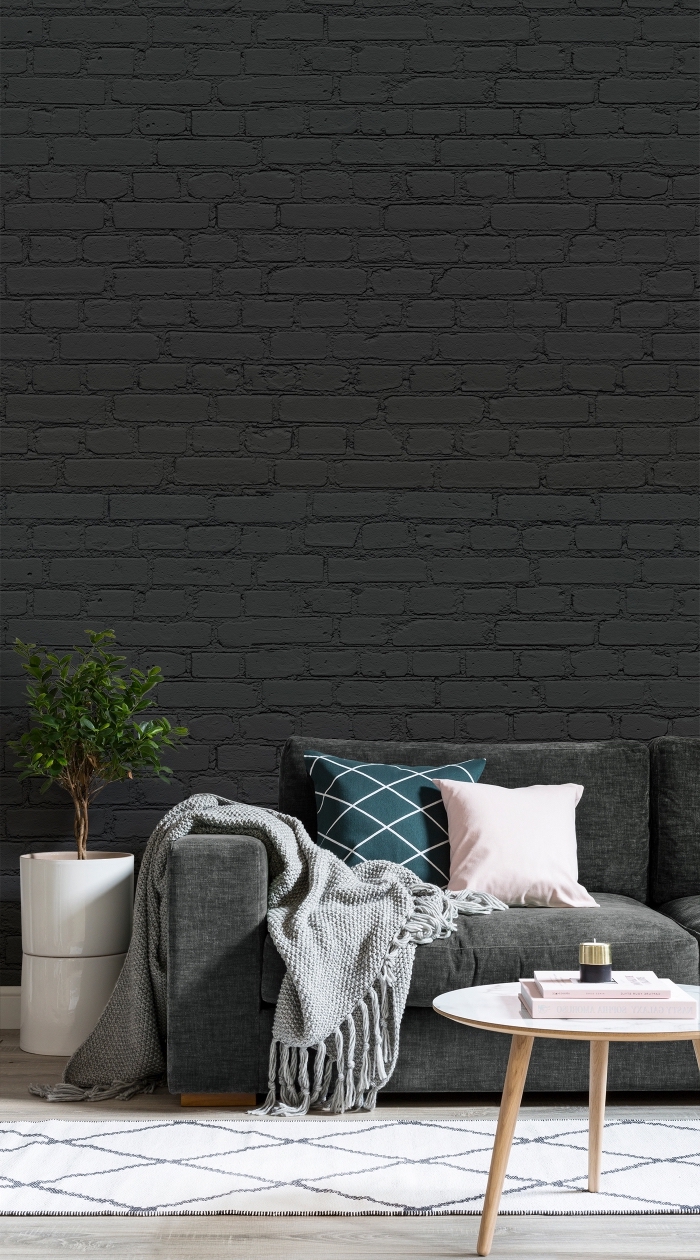 modèle de papier peint brique noir pour une déco de style minimaliste ou industriel dans le salon, modèle de tapis blanc et noir