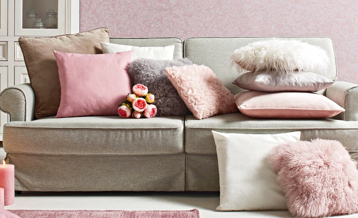 quelle couleur associer au gris, aménagement de salon aux murs rose pastel avec canapé beige et coussins décoratifs en nuances de rose