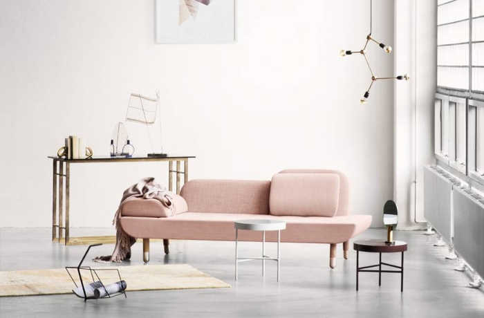 aménagement salon aux murs blancs avec canapé design de couleur rose poudré, modèle de bureau luxe en or