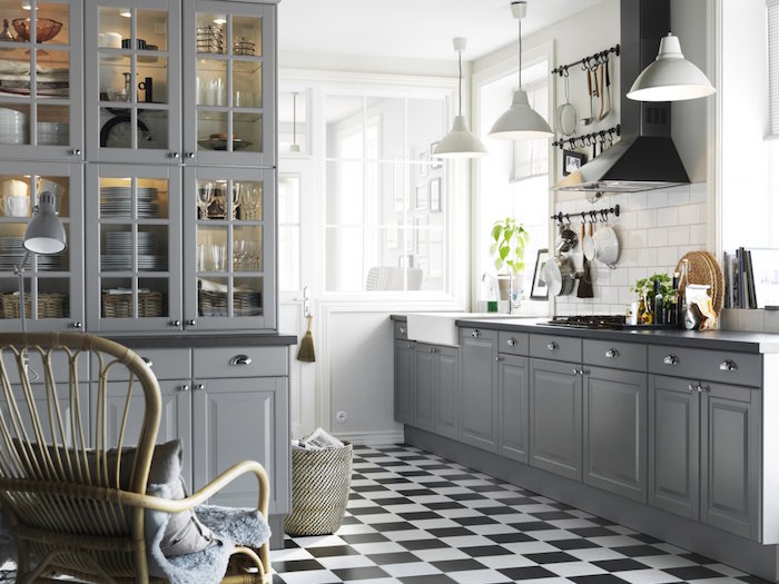 carrelage gris cuisine noir et blanc, deco pour cuisine blanche et grise, mur cuisine en faience blanche