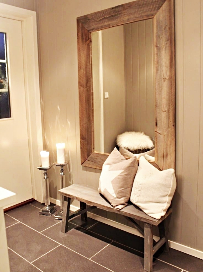 idée déco chaleureuse de couloir avec banc et miroir de bois décorés de coussins beige et bougeoir à design métallique