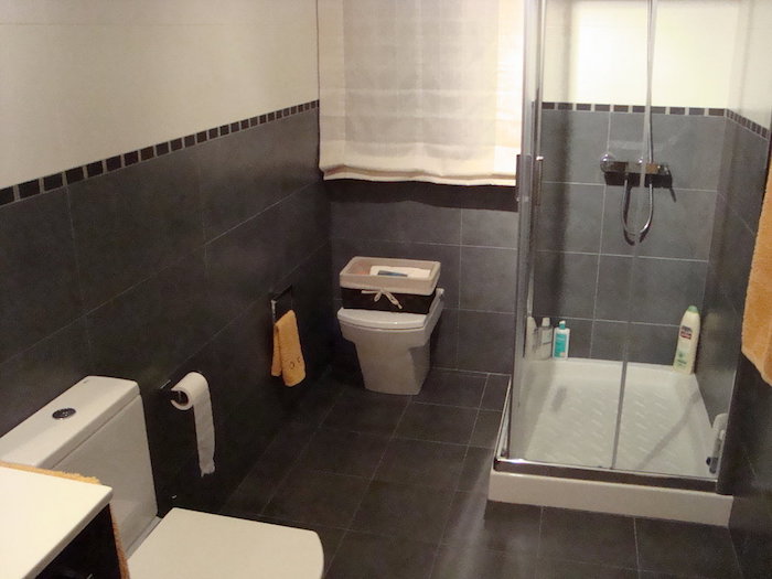 carrelage mur salle de bain et sol gris anthracite, faience de douche italienne gris foncé