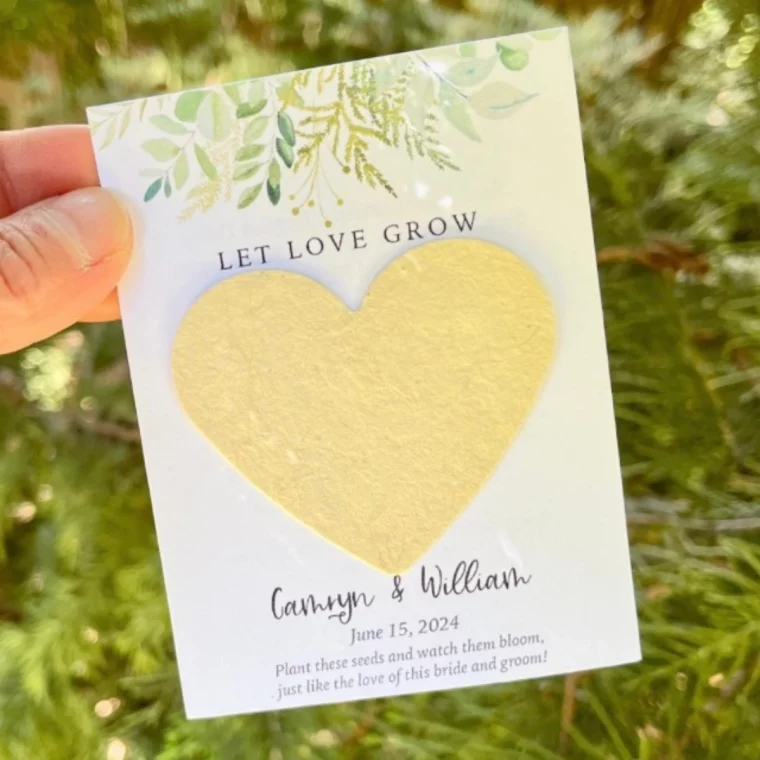 carte voeux date prenoms graine forme de coeur jaune