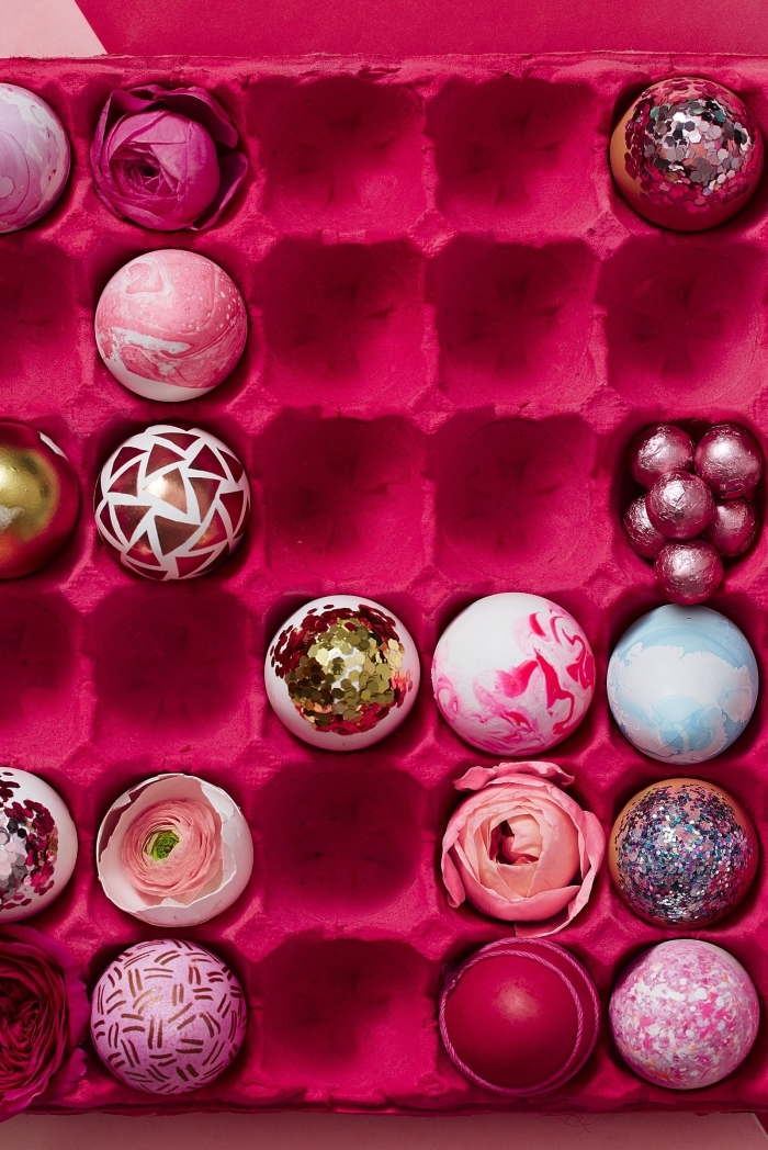 decoration oeuf de paques avec carton peint en rose fuschia et différents modèles d'oeufs colorés aux motifs géométriques