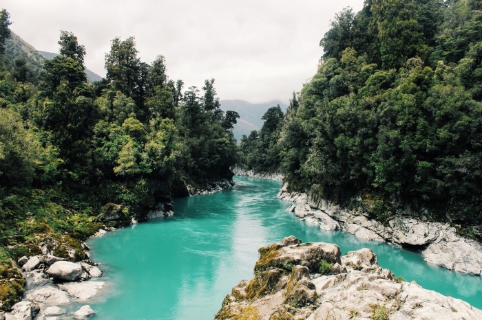 paysage de forêt et lac à eau turquoise, fond d écran hd avec photo de la nature dans les montagnes vertes