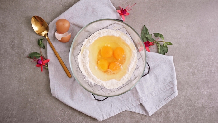 casser 4 oeufs dans la0farine seconde etape pour faire pâte à yorkshire pudding maison dessert au chocolat facile et rapide