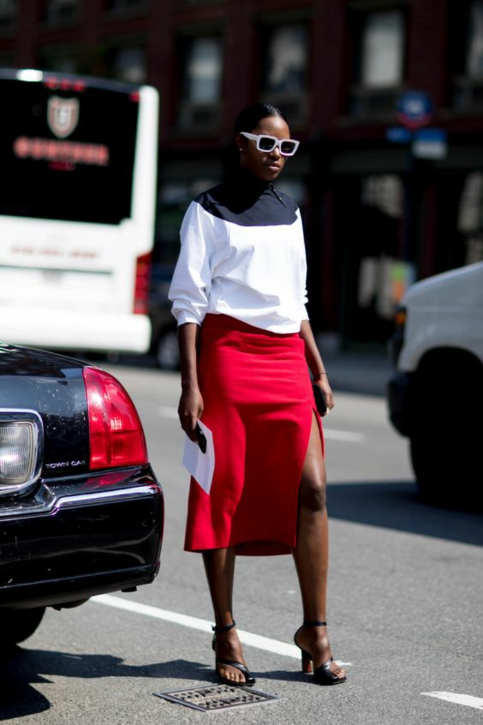 jupe rouge avec fente sur la jambe gauche, blouse blanche manches retroussés, tenue décontractée femme, comment bien s habiller