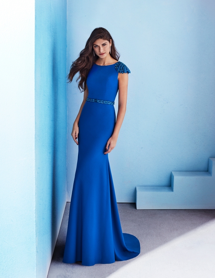 longue robe de soirée pour mariage élégante de couleur bleu foncé avec décoration glitter sur la ceinture et les épaules