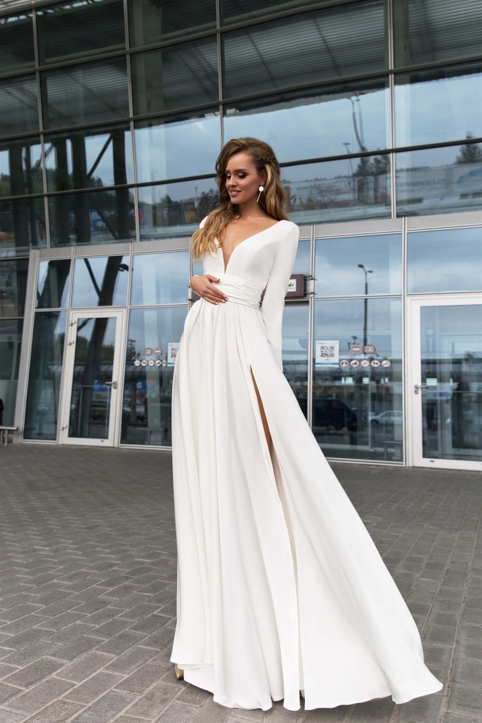 modèle de longue robe de soirée pour mariage de couleur blanche avec manches longues et décolleté en v