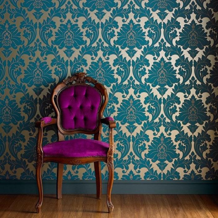 décoration d'intérieur en style baroque avec meuble de bois et tissu violet, papier peint vintage aux motifs volutes