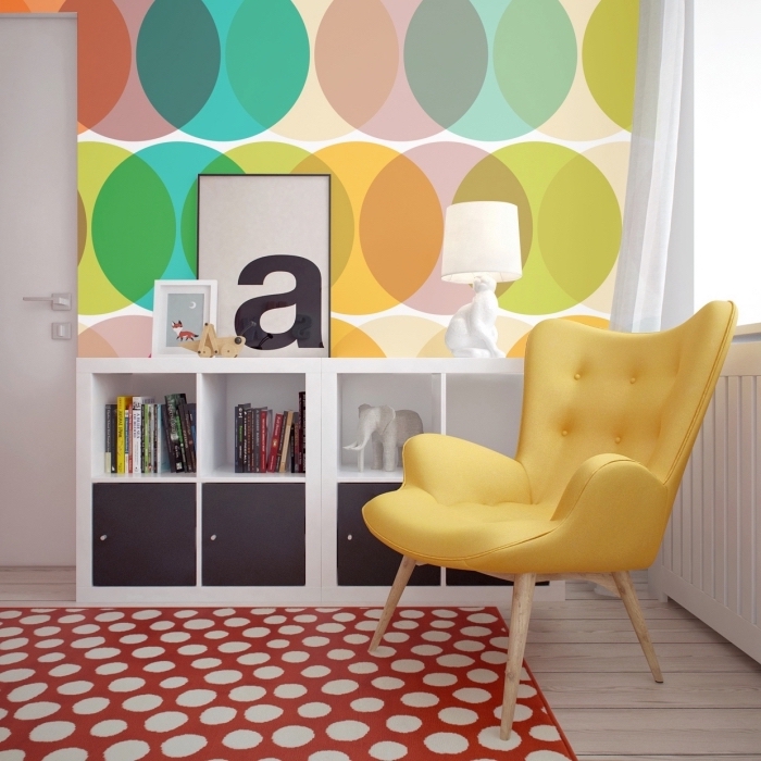 tapisserie murale multicolore aux motifs géométriques cercles, déco chambre enfant avec chaise papillon jaune