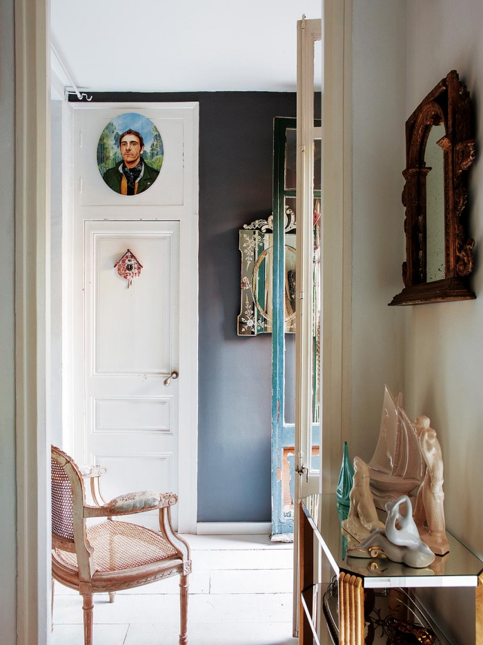 exemple de peinture couloir en blanc et gris, meubles de style rétro vintage et shabby chic en couleur rose pale et or