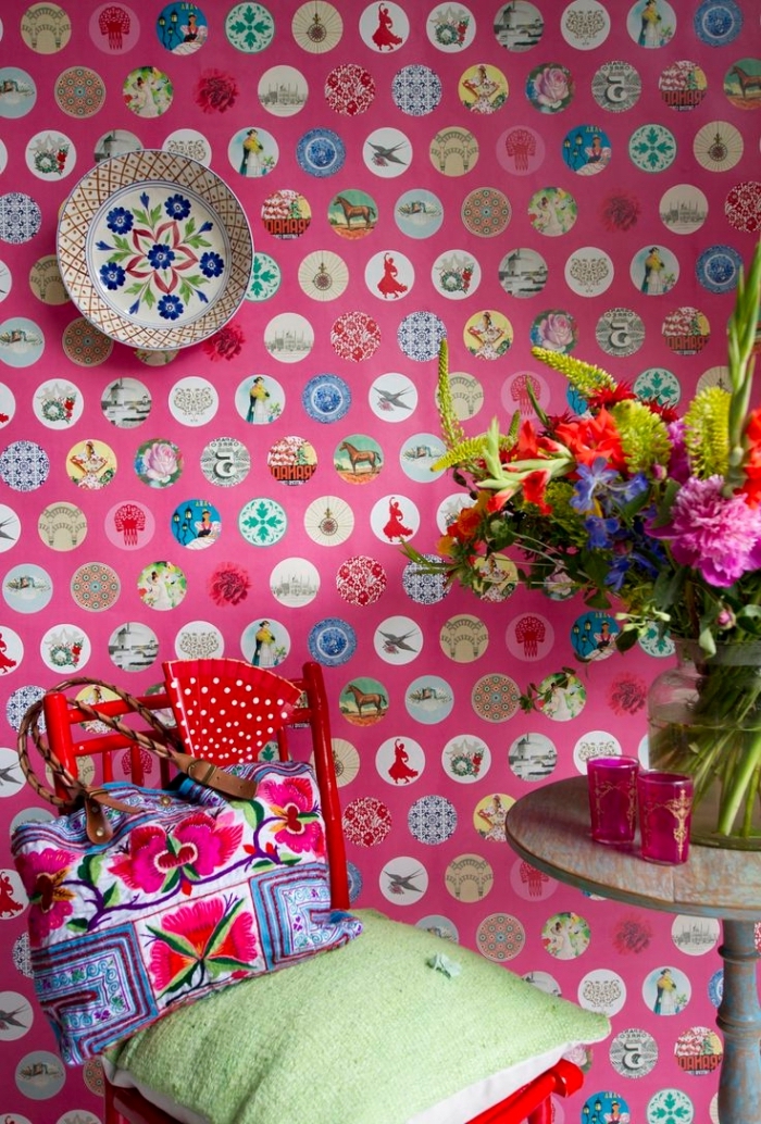 design intérieur vibrant avec papier peint fleuri de couleur rose aux motifs variés multicolore, déco avec table ronde vintage et chaise rouge de bois