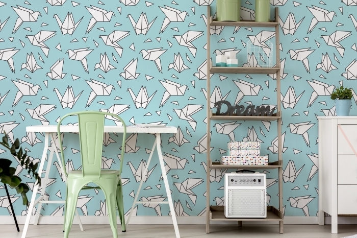 décoration de chambre d'enfant avec meubles de bois blanc et revêtement murale en papier peint oiseaux origami