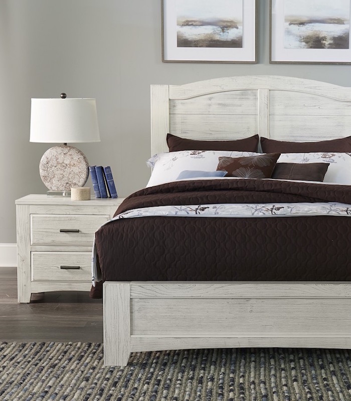 une idee deco chambre adulte gris, exemple de décoration pour chambre parentale avec meubles en bois blanc et murs gris
