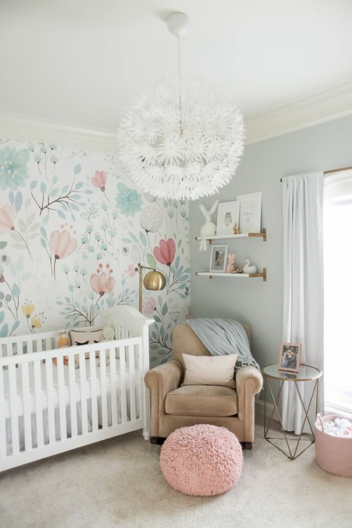 décoration chambre bébé fille, fauteuil en velours marron clair, pouf rond rose, lustre chambre blanc avec des motifs fleurs, mur en motifs floraux en tonalités pastels 