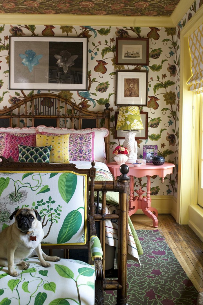 chaise aux imprimés végétaux, petite table baroque, papier peint motif floral, lit vintage