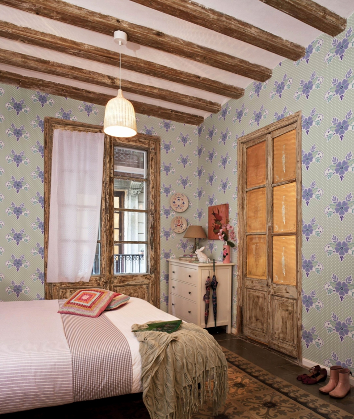 chambre parentale style boho chic, poutres en bois, lit en couleurs claires et matières naturelles