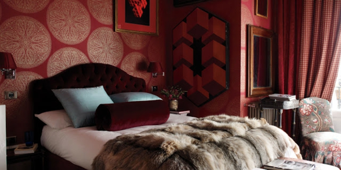 papier peint blanc et rouge bordeaux, tête de lit rouge bordeaux, plaid fausse fourrure, fauteuil et table vintage
