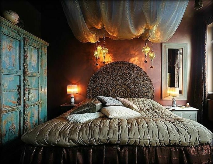 chambre orientale, tête de lit ronde, baldaquin en toile blanche fine, mur pourpre