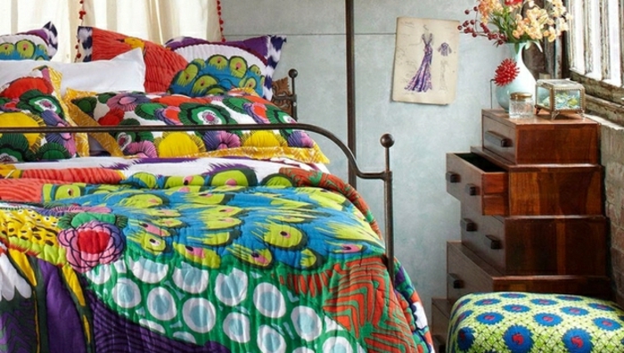 lit deco boheme, couverture en couleurs différentes, rangement en bois modulable, tabouret bariolé