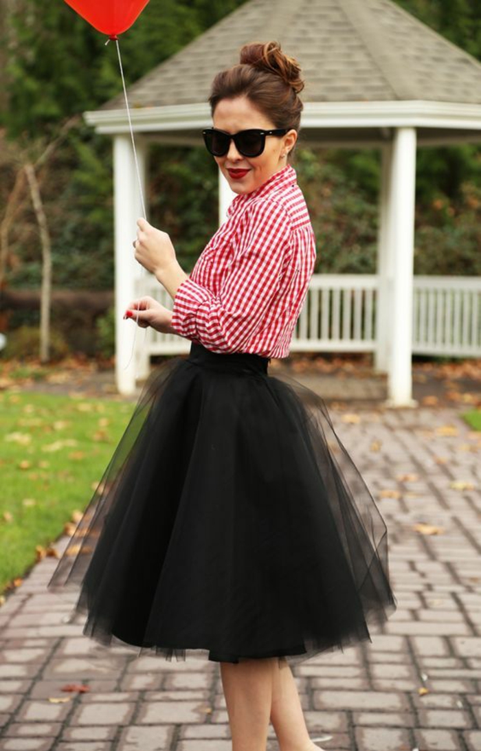 jupe en tulle noire avec chemise a carreaux blancs et rouges, tenue décontractée femme, look quotidien classe, bien habillée, comment bien s habiller 