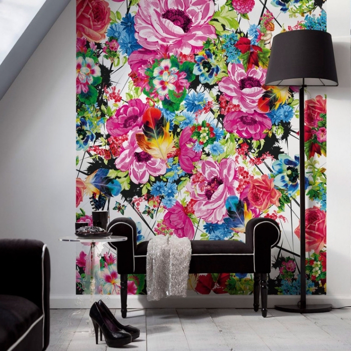 exemple de papier peint fleuri multicolore dans un salon aménagé en blanc et noir avec parquet de bois blanc