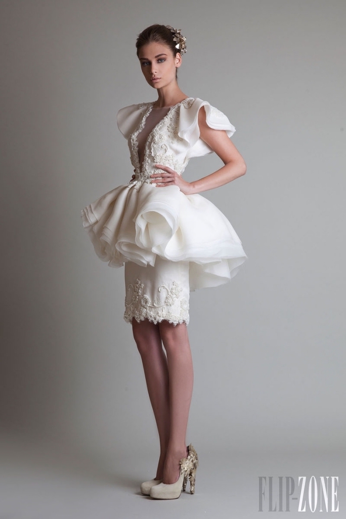 exemple de robe de mariée tendance blanche courtes avec jupe à volant et manches courtes à décolleté transparent