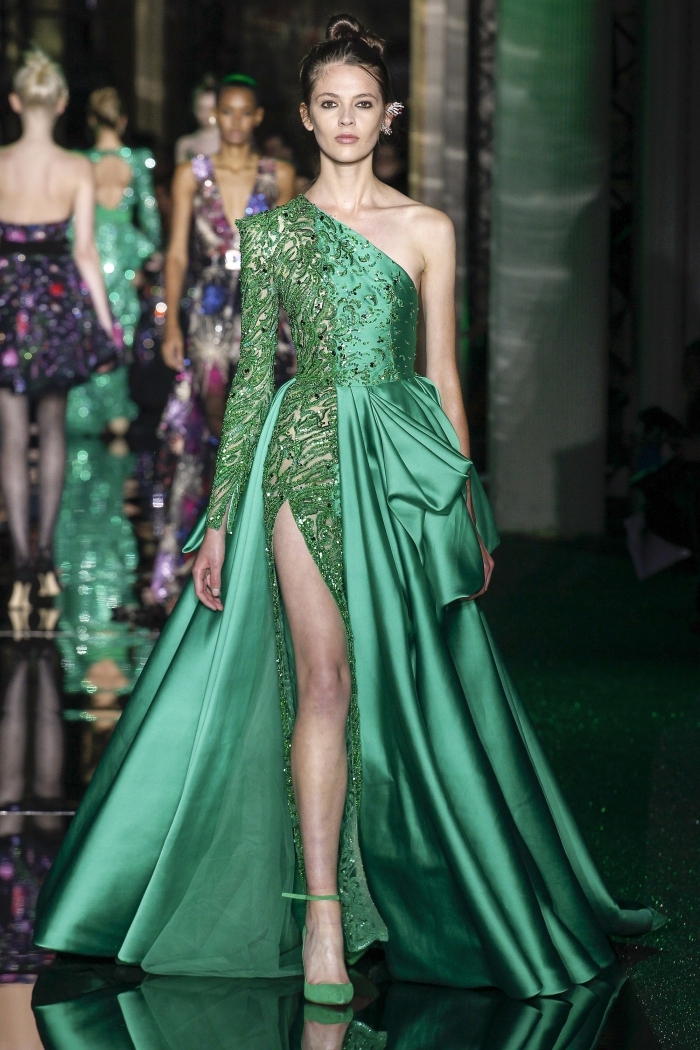 idée pour robe de soirée cérémonie officielle à design asymétrique avec manche longue et jupe à volants de couleur verte