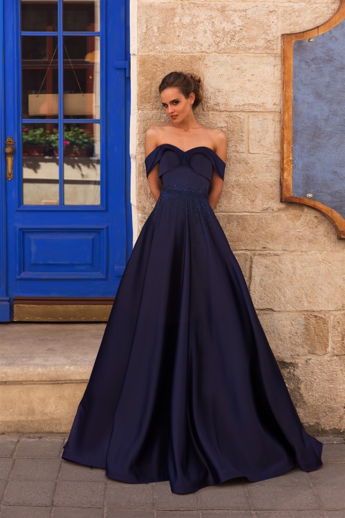 look romantique en robe longue avec bustier coeur et manches tombantes de couleur bleu foncé à porter avec cheveux attachés