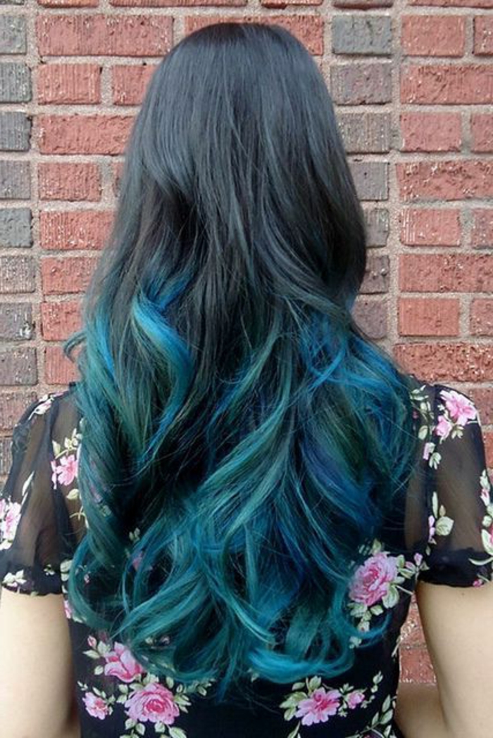coloration bleue sur des cheveux noirs, cheveux bouclés longs, chemise florale
