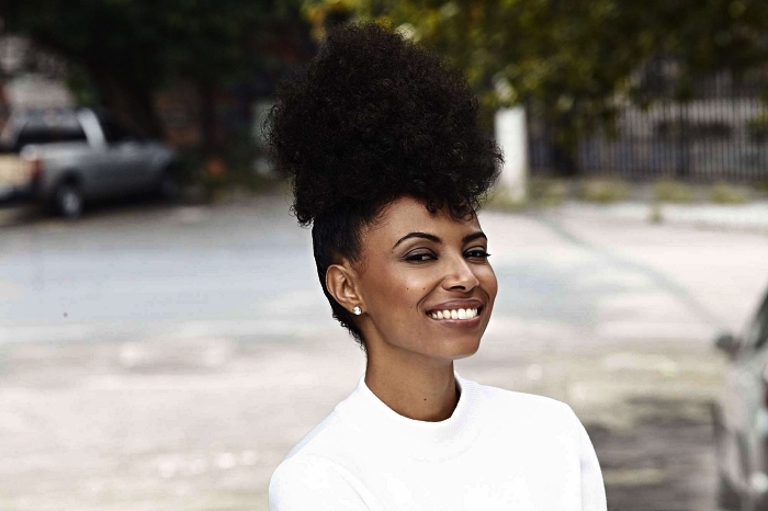 coiffure afro femme pour cheveux crépus, réaliser un afro puff sur cheveux naturels, cheveux naturels ramenés en haut sur le haut de la tête