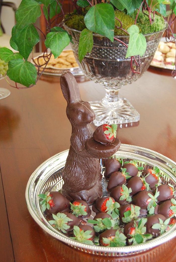 Bricolage paques deco de paques idée création paques simple lapin au chocolat qui tient des fraises chocolat